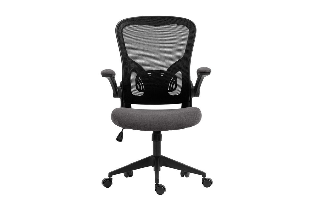 De Bureaustoel 'Marcos' Mesh Zwart/Grijs (1c) is een zwarte ergonomische bureaustoel met een rugleuning van netstof, gevoerde armleuningen, een grijze zitting met kussens en een onderstel met vijf wielen, getoond vanaf de voorkant.