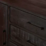 Close-up van de Dressoir Denver Black 165 cm, gemaakt van mangohout en staal, met rechthoekige metalen handgrepen en een matte afwerking.