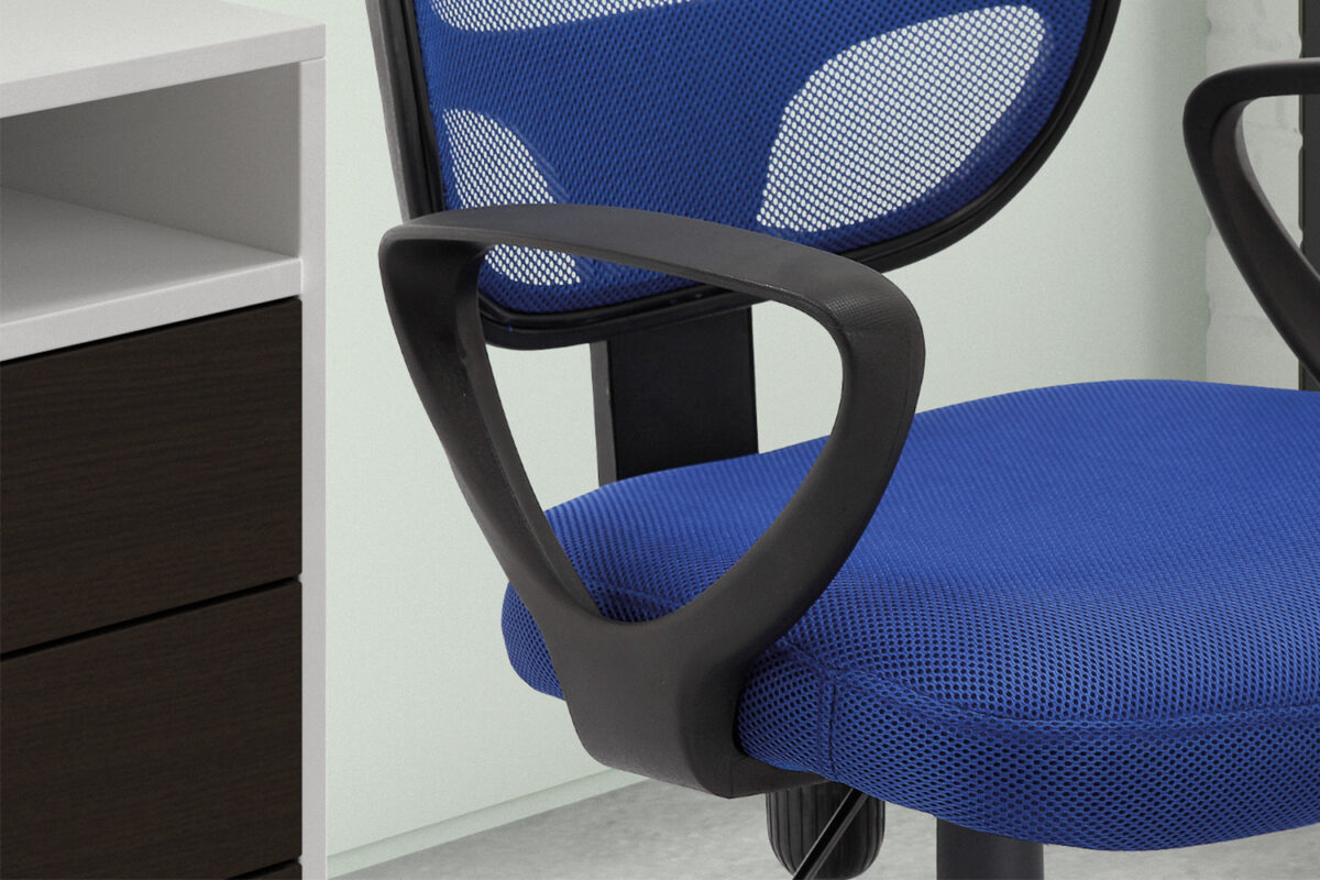 Een close-up van de Bureaustoel 'Hippa' Mesh Blauw (1c) bureaustoel met zwarte armleuningen naast een donkerbruin en wit bureau, met de blauwe netzitting en rugleuning.
