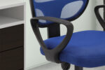 Een close-up van de Bureaustoel 'Hippa' Mesh Blauw (1c) bureaustoel met zwarte armleuningen naast een donkerbruin en wit bureau, met de blauwe netzitting en rugleuning.