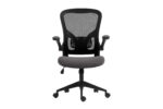 De Bureaustoel 'Marcos' Mesh Zwart/Grijs (1c) is een zwarte ergonomische bureaustoel met een rugleuning van netstof, gevoerde armleuningen, een grijze zitting met kussens en een onderstel met vijf wielen, getoond vanaf de voorkant.
