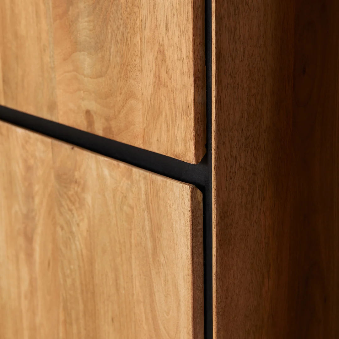 De REALITY Tafellamp SOPHIA heeft een bolvormige voet met goudkleurige textuur en een dieprode stoffen lampenkap, met een zwart netsnoer dat vanaf de rechterkant uitsteekt.