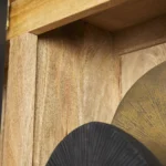 Close-up van de Nashville Vitrinekast | 200 cm, met het houten oppervlak met natuurlijke nerven en twee overlappende ronde accenten - één zwart, één metallic goud - gedeeltelijk zichtbaar in de rechterbenedenhoek.