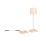 De Reality Tafellamp Fernandez is een beige tafellamp met een vierkante voet, slanke voet, cilindrische kap en wordt geleverd met een losstaande vierkante voetplaat en netsnoer.