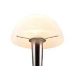 Een close-up van de REALITY Tafellamp CANARIA, met een verlichte ronde matte lampenkap en metalen voet, gefotografeerd tegen een witte achtergrond.