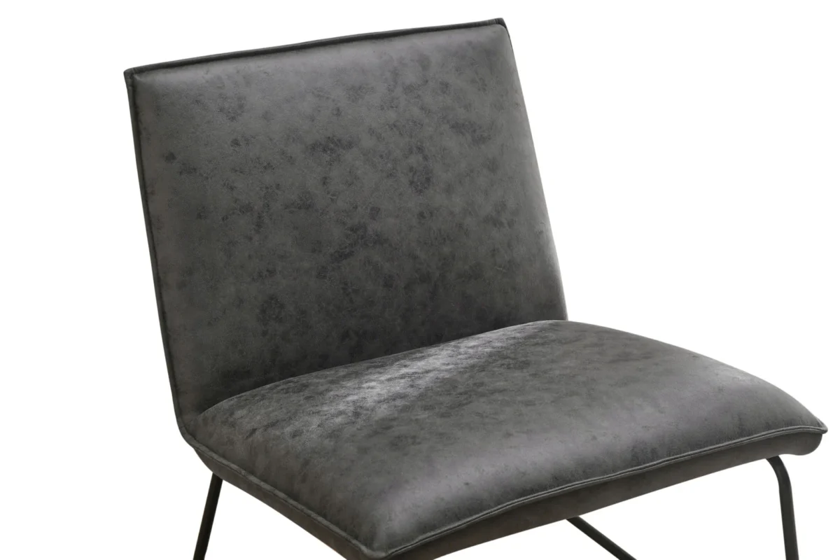 Een close-up van de Fauteuil James toont de zachte microleder antraciet zitting en rugleuning, gecombineerd met slanke zwarte metalen poten, tegen een witte achtergrond.