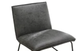 Een close-up van de Fauteuil James toont de zachte microleder antraciet zitting en rugleuning, gecombineerd met slanke zwarte metalen poten, tegen een witte achtergrond.