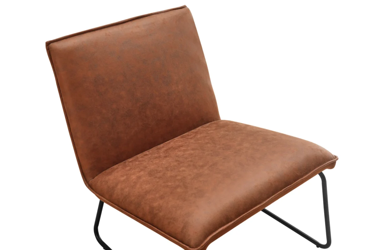 De Fauteuil James armloze stoel heeft een cognac microleder bekleding en zwarte metalen poten, schuin geplaatst tegen een witte achtergrond.