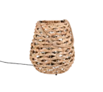 De REALITY Tafellamp JEAN is een gevlochten rieten mandlamp met een ronde vorm, open rasterpatroon en een enkele handgreep, afgebeeld tegen een witte achtergrond.