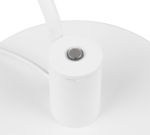 Close-up van de TRIO Tafellamp Manduro: een ronde wit metalen voet met een enkele zwarte knop bovenop, bevestigd aan een witte kabel en arm.