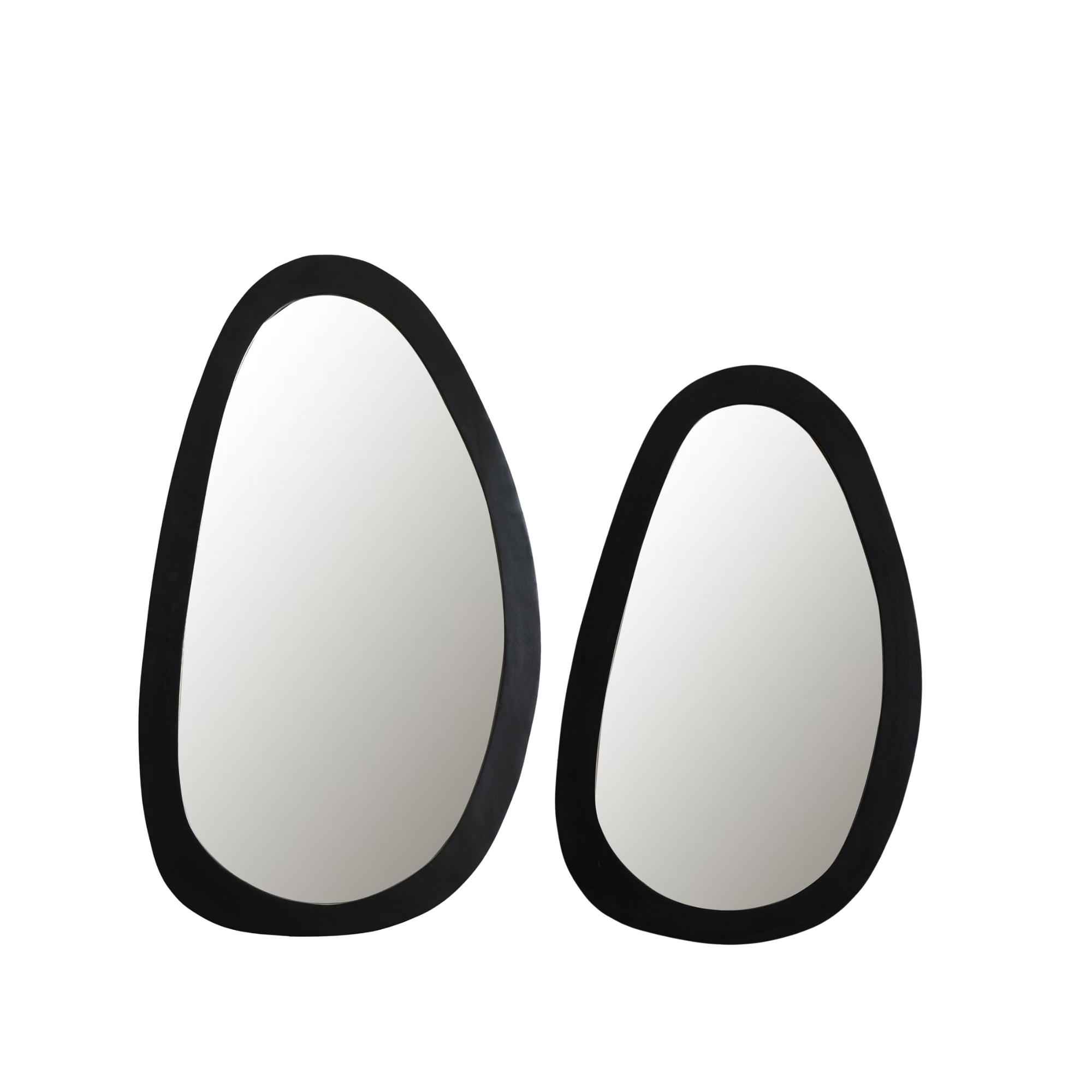 Twee Spiegel Lou wandspiegels (60 cm, zwart), elk met een dikke zwarte lijst, zijn naast elkaar geplaatst tegen een witte achtergrond. De ene spiegel is groter en meer ovaal, terwijl de andere kleiner en iets ronder is.
