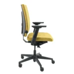 De Workliving Eva Comfort Geel Regain - Bureaustoel Ergonomisch (N)EN 1335 heeft mosterdgele stof, zwarte verstelbare armleuningen, een onderstel met vijf wielen en een voorgevormde rugleuning, afgebeeld in profiel tegen een witte achtergrond.