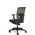 De Workliving Projectas V1 Mesh Black Edition ergonomische bureaustoel (NEN 1335) heeft een rugleuning van netbespanning, verstelbare armleuningen, een gevoerde zitting en een onderstel met vijf wielen, afgebeeld tegen een effen witte achtergrond.