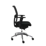 De Workliving Projectas V1 Mesh - Bureaustoel Ergonomisch Design (N)EN 1335 is een zwarte ergonomische bureaustoel met verstelbare armleuningen, rugleuning van netweave, zitting met kussens en verchroomd onderstel met vijf wielen, zijaanzicht op witte achtergrond.
