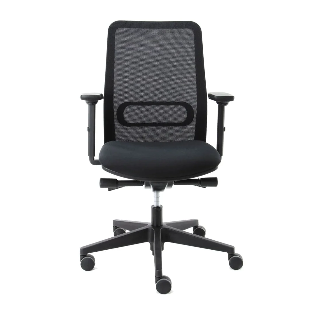 De Workliving Dreamliner Mesh Black Edition ergonomische bureaustoel (N)EN 1335 heeft verstelbare armleuningen, een rugleuning van netstof, een zachte zitting en een onderstel met vijf wielen, afgebeeld met de voorkant tegen een effen witte achtergrond.