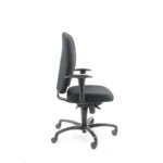 De Refurbished Bureaustoel Vepa By Beta (N)en 1335, een zwarte ergonomische bureaustoel met verstelbare armleuningen en hoge rugleuning, wordt getoond in zijaanzicht tegen een witte achtergrond.