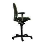 Zijaanzicht van de Refurbished Baliestoel Comforto 77 Regain Groen Hoog ergonomische bureaustoel met verstelbare armleuningen, zwart onderstel en vijf wielen op een witte achtergrond.