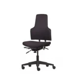 De Workliving Werkstoel WS Klasse Black Edition Comfort (N)EN 1335 is een moderne zwarte ergonomische bureaustoel met verstelbare functies, een hoge rugleuning, een zachte zitting en een onderstel met vijf wielen op een witte achtergrond.