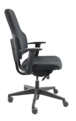 De Refurbished Bureaustoel Workliving District Special NEN1335 is een zwarte ergonomische bureaustoel met armleuningen, verstelbare zithoogte en vijf zwenkwielen, vanaf de zijkant afgebeeld op een witte achtergrond.
