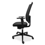 De Workliving De Maas Mesh - Bureaustoel Ergonomisch (N)EN 1335 is een zwarte ergonomische bureaustoel met verstelbare armleuningen, rugleuning van netweave, zitting met kussens en vijf zwenkwielen, weergegeven in zijaanzicht op een witte achtergrond.