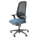 De Workliving Nora Mesh Blauw Regain Ergonomische Bureaustoel (NEN1335) heeft een rugleuning van zwart gaas, verstelbare armleuningen, een blauwe zitting met kussens en een zwart onderstel met vijf wielen.