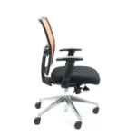 De Refurbished Bureaustoel Ergonomisch Design Projectas V1 Oranje (N)EN 1335 heeft een zwarte beklede zitting, een oranje netrug, verstelbare armleuningen en een zilverkleurig onderstel met vijf wielen, vanaf de zijkant weergegeven op een witte achtergrond.