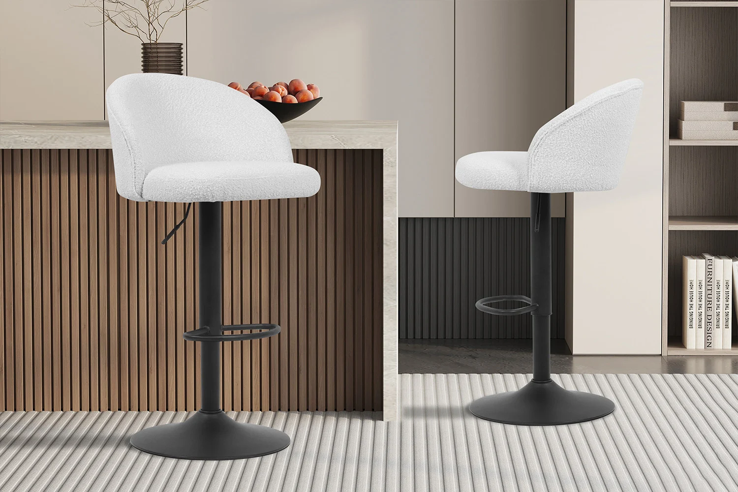 Twee Barstoel 'Arda' Bouclé Wit krukken (2 per doos) met zwart onderstel staan in een minimalistische keuken met lichthouten kasten, een fruitschaal op het aanrecht en boeken op een plank op de achtergrond.