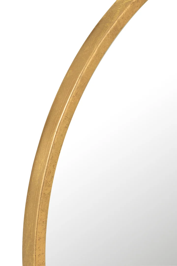 Close-up van de spiegel Mona Round Iron/Glass Gold Extra Small, met het reflecterende glas en de gladde, licht gestructureerde rand van goudkleurig ijzer tegen een witte achtergrond.