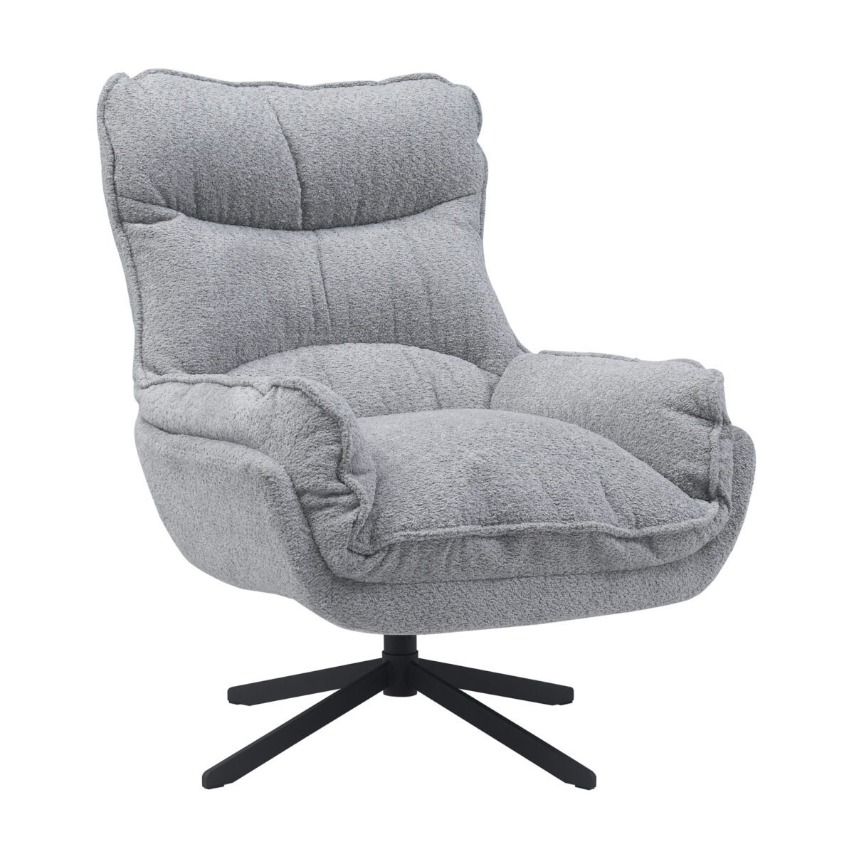 De Fauteuil Vera Light Grey is een moderne loungestoel met pluchen, gevulde kussens en armleuningen, op een slanke zwarte metalen draaivoet met vier poten.