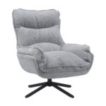 De Fauteuil Vera Light Grey is een moderne loungestoel met pluchen, gevulde kussens en armleuningen, op een slanke zwarte metalen draaivoet met vier poten.