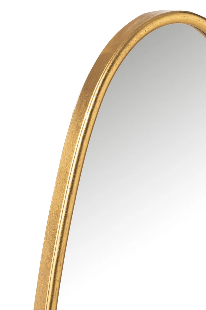 Close-up van de bovenste hoek van Mirror Abstract Mdf/Glass Gold Small, met de gladde, gebogen gouden lijst en het reflecterende glasoppervlak tegen een witte achtergrond.