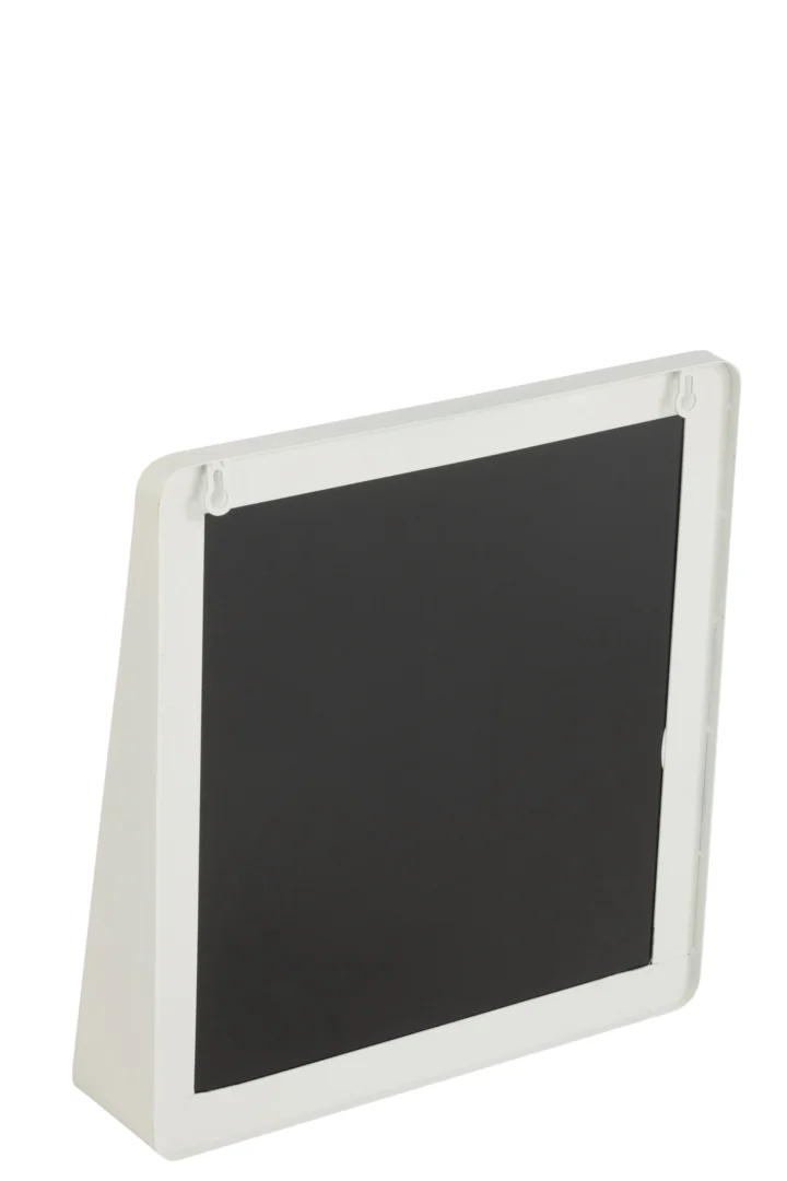 Een wandspiegel Vierkant Metaal/Glas Wit, met een witte vierkante lijst en zwart binnenpaneel, wordt schuin weergegeven tegen een effen witte achtergrond.