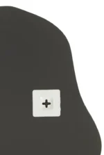 Een Mirror Oly Glass Small zit iets uit het midden naar rechts op een zwart oppervlak, bevestigd met een witte, vierkante zelfklevende houder met een kruisvormige gleuf.