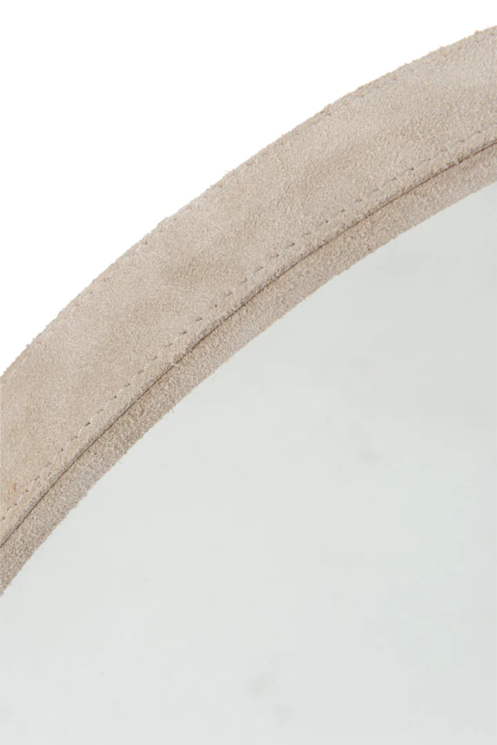 Close-up van de Mirror Round Leather Beige Small, met de nadruk op het beige lederen frame, de zichtbare stiksels en het gladde, reflecterende glasoppervlak.