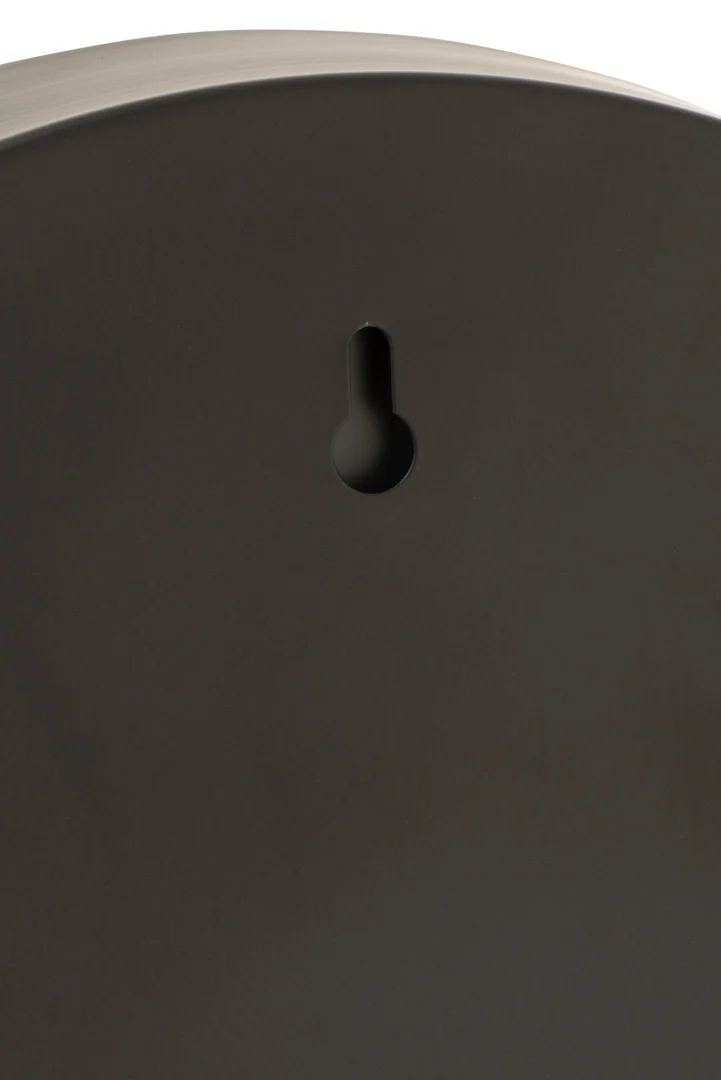 Een close-up van de Mirror Round Border Metal Black Small toont het gladde, donkere oppervlak en een sleutelgatvormige montagesleuf vlakbij de bovenrand voor bevestiging aan de muur.