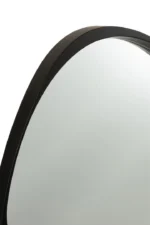Close-up van de bovenste hoek van de Mirror Giles MDF/Glass Black Small, met de ronde vorm en zwarte lijst tegen een effen witte achtergrond.