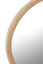 Close-up van de wandspiegel Round Rattan/Glass Natural Medium, met de structuur van de rotanlijst en het gedeeltelijke glasoppervlak tegen een effen witte achtergrond.