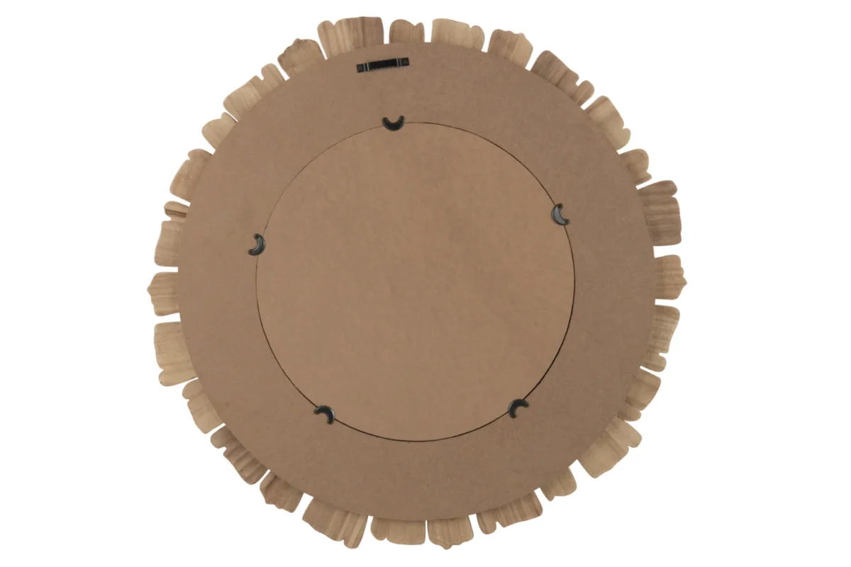 De afbeelding toont de achterkant van de Mirror Vacay Wood Natural Large, met een rond, houten frame met onregelmatige bloembladachtige randen. De spiegel heeft vier metalen haken en een ophangstrip voor bevestiging aan de muur. Het hout heeft een natuurlijke, onafgewerkte look.