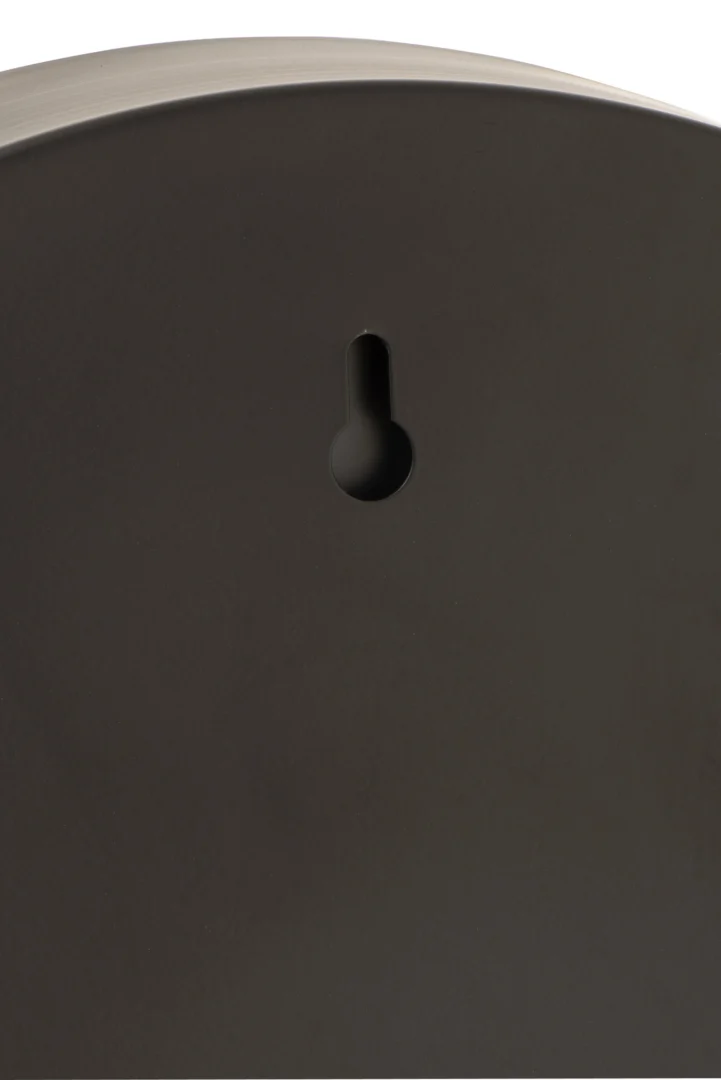 Een close-up van de Mirror Round Border Metal Black Large toont een donker, gebogen oppervlak met een sleutelgatvormig montagegat in het midden bovenaan, wat aangeeft dat het ontworpen is voor wandmontage.