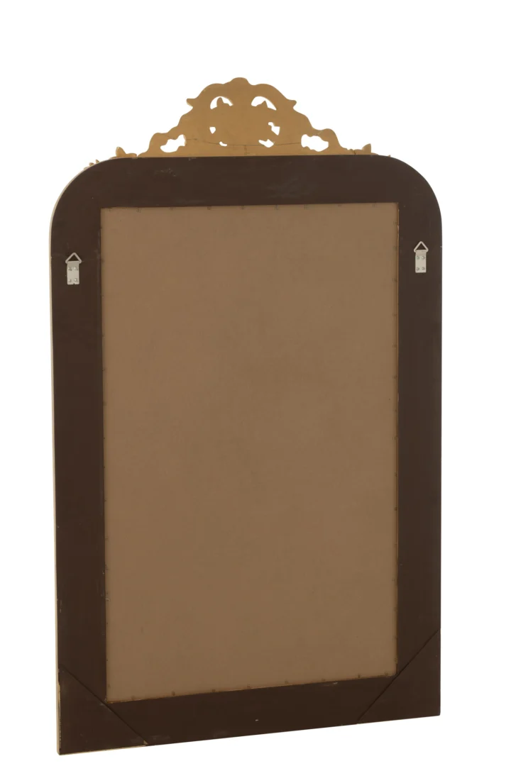 De afbeelding toont de achterkant van de Wandspiegel Ema Wood Gold Colored, met een grote, sierlijke rechthoekige lijst met een decoratieve bovenkant in bruin. Twee metalen haken aan elke kant maken ophangen mogelijk. De effen achterkant is onversierd.