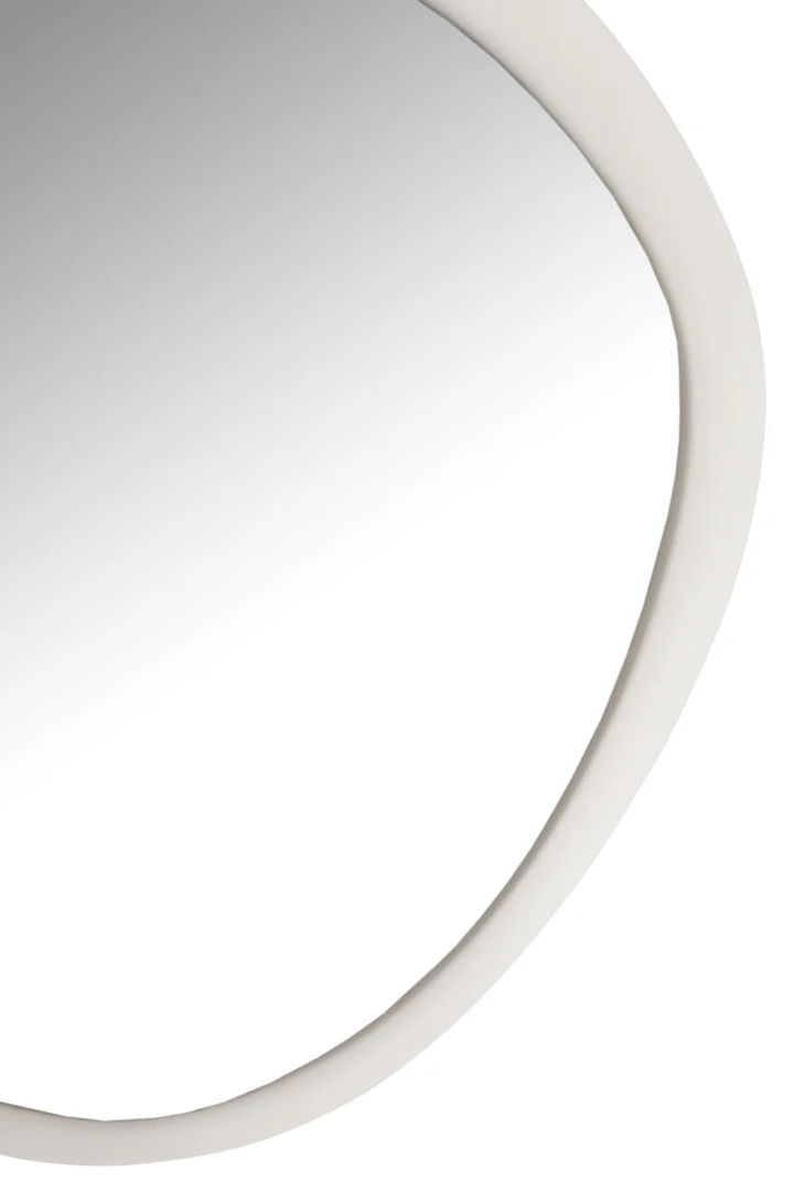 Close-up van de rechterbovenhoek van de Wandspiegel Rond Metaal/Glas Wit Klein, met de gladde witte lijst tegen een effen achtergrond.