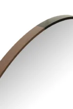 Close-up van de bovenrand van de Mirror Round Metal/Wood Black Large, met een houten en zwart accentframe tegen een witte achtergrond.