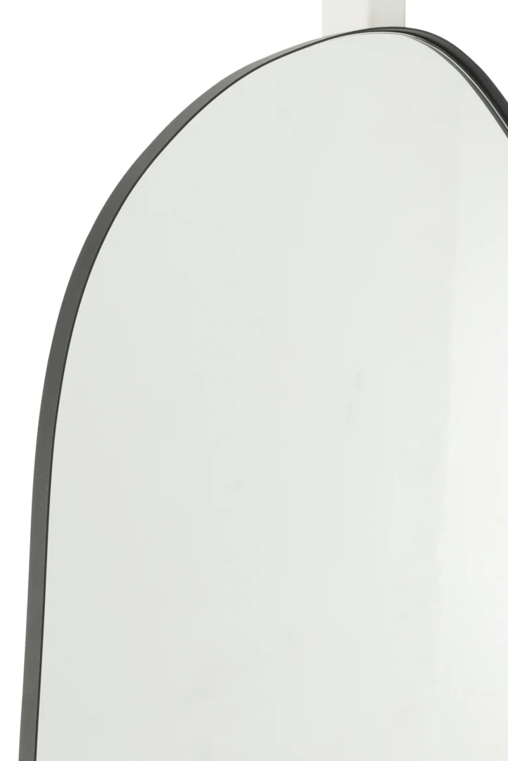 Een close-up van de bovenste hoek van de wandspiegel Extrema Iron/Mirror Black Large, met een dunne zwarte lijst tegen een effen witte achtergrond.