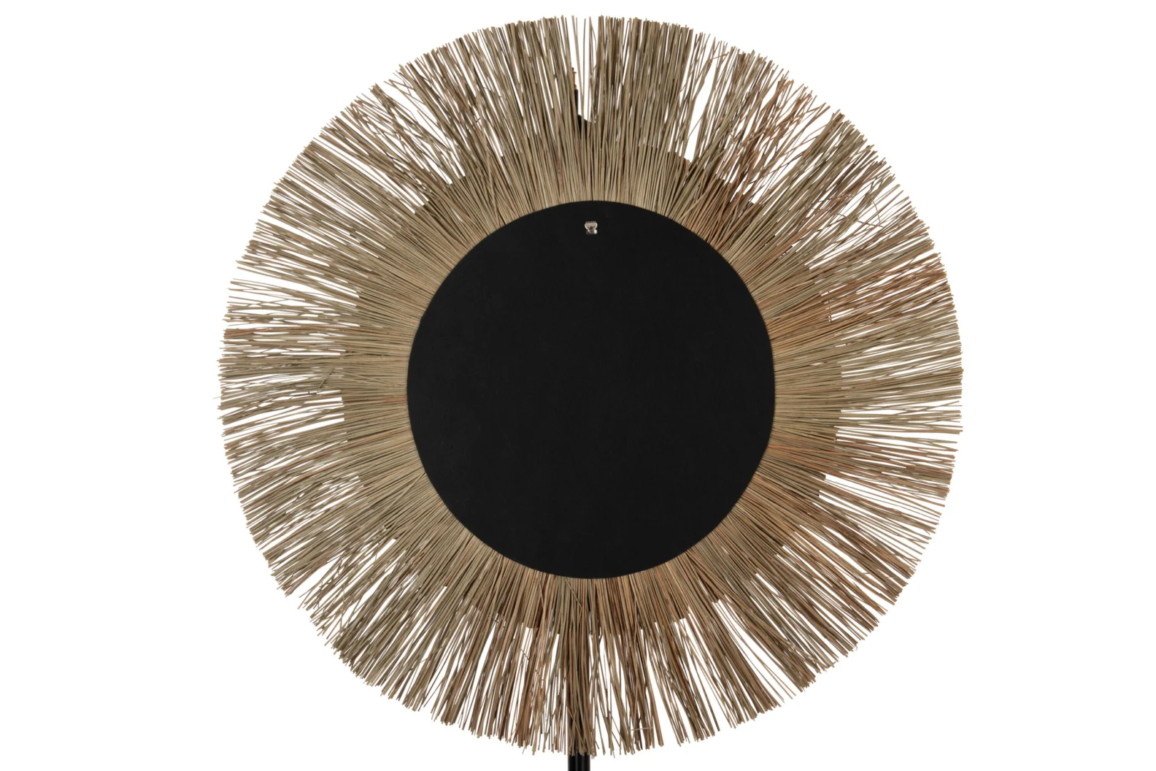 De Mirror Mendi Round Grass Natural Large heeft een zwart midden en een zonovergoten rand van natuurlijk bruin gras, waardoor een opvallende ronde wanddecoratie ontstaat.