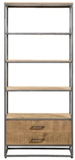 De Boekenkast Lagoon 80 cm Mango Naturel is een hoge, moderne kast met een metalen frame, vier houten planken en twee houten laden onderaan voor minimalistisch opbergen.