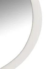 Close-up van de gebogen rand van de Wandspiegel Rond Metaal/Glas Wit Groot, met de gladde witte lijst en het reflecterende oppervlak met een gradiënt van zilver naar wit.