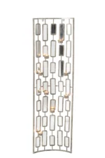 De Wanddecoratie Theelichthouder Metaal/Spiegel Grijs Groot heeft een modern geometrisch ontwerp met een raster van rechthoekige metalen frames, waarvan sommige glazen theelichthouders bevatten voor decoratieve verlichting.
