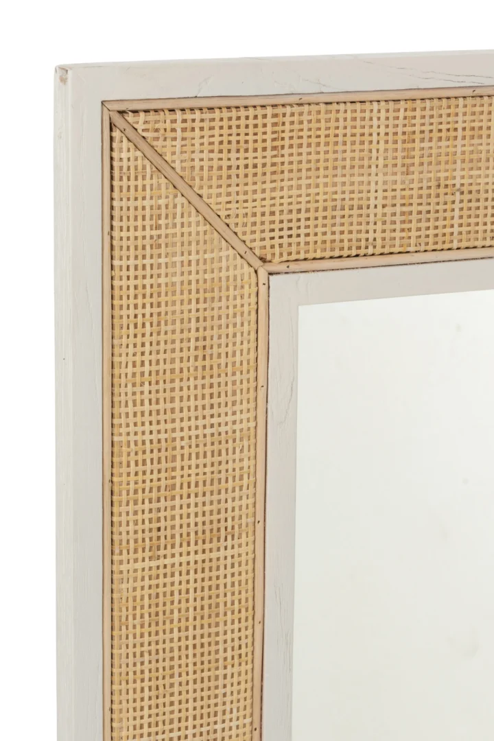 Close-up van de linkerbovenhoek van de Mirror Molly Exotic Wood / White Rattan Medium, met een rechthoekig frame van licht hout met een elegant ontwerp van wit rotan.