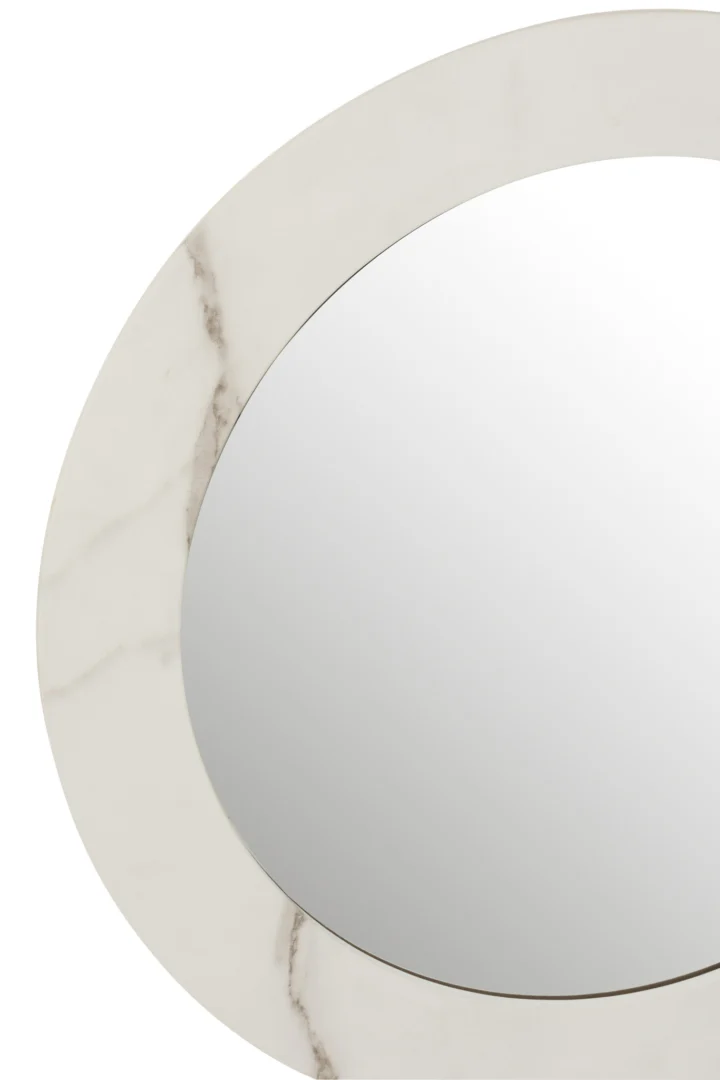 Close-up van de Mirror Marble Mdf/Glass White Small, met het gladde oppervlak en elegante ovale ontwerp met een frame met wit marmerpatroon. Slechts een deel van deze stijlvolle spiegel is zichtbaar, wat de gebogen rand benadrukt.