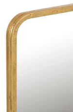 Close-up van de linkerbovenhoek van de Mirror Mona Rectangle Iron/Glass Gold. Het goudkleurige ijzeren frame heeft een licht gestructureerde, matte afwerking en een subtiel groefdetail bij de rand.